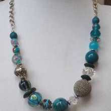 COLLIER perles de matières différentes, tons bleu turquoise, argenté, fermoir mousqueton, chaine d'allonge