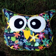 Coussin chouette/hibou, 36x30cm, tissu bleu marine avec grosses fleurs , brodé main