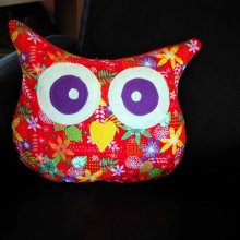 Coussin chouette/hibou, 36x30cm, tissu rouge avec grosses fleurs , brodé main