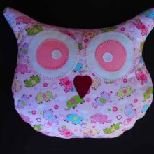 Coussin chouette/hibou, 36x30cm, tissu rose avec petits éléphants rigolos, brodé main