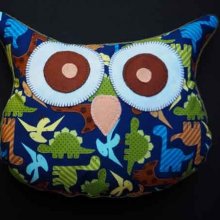 Coussin chouette/hibou, 38x32cm, tissu coton fond bleu marine avec dinosaures stylisés