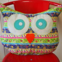 Coussin chouette/hibou, 38x32cm, tissu coton rayé tons bleu violet petites fleus, brodé main