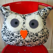 Coussin chouette/hibou, 38x32cm, tissu blanc avec dessins fleurs noires, brodé main