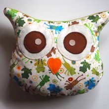 Coussin chouette/hibou, 36x31cm, tissu blanc avec de petites grenouilles, brodé main