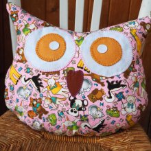 Coussin chouette/hibou, 38x32cm, tissu coton rose avec nombreux animaux, brodé main