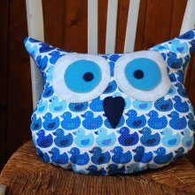 Coussin chouette/hibou, 38x31cm, tissu blanc avec petits canards bleus, brodé main