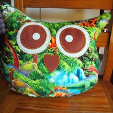 Coussin chouette/hibou, 37x31cm, tissu tons verts avec gros dinosaures brodé main