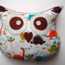 Coussin chouette/hibou, 37x30cm, tissu blanc avec petits dinosaures, brodé main