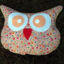 Coussin chouette/hibou, 36x30cm, tissu rose avec petits éléphants rigolos, brodé main