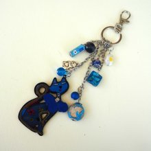 Bijou de sac avecgrand chat bleu résine 3 couleurs avec breloques assorties