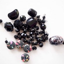 Lot de 48 perles en verre différentes, tons noirs , pour bracelet