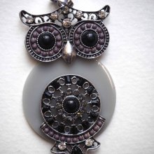 Grande breloque HIBOU gris en acrylique avec collage de perles et de strass, 75x40mm