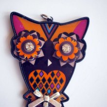 Très beau pendentif hibou,ton brun, résine, 7cm x5cm