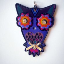 Très beau pendentif hibou,ton violet, résine, 7cm x5cm