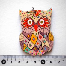 Très beau pendentif hibou, ton dominant brun, résine, 60x45mm