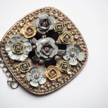 Très grand pendentif, avec roses alu sur cuir synth, tons beige pour porte clé, bijou de sac