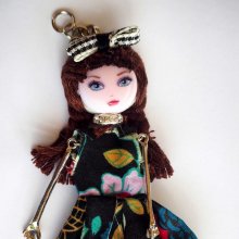 Pendentif POUPEE 12cm, métal, tissu ton bleu , résine pour bijou de sac, pendentif