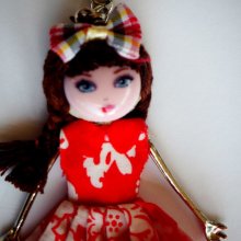 Pendentif POUPEE 12cm, métal, tissu ton rouge , résine pour bijou de sac, pendentif