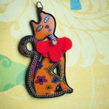Très beau pendentif chat, orangé, résine, 7cm de haut avec fleurs