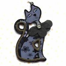 Très beau pendentif chat, gris, résine, 7cm de haut avec fleurs