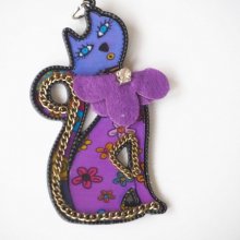 Très beau pendentif chat, violet aubergine, résine, 7cm de haut avec fleurs