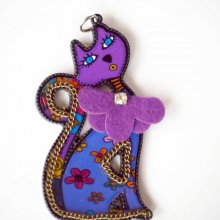 Très beau pendentif chat, violet , résine, 7cm de haut avec fleurs