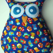 Coussin Grande Chouette/hibou, 46x40cm, fond avec petits hiboux , brodé main
