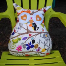 Coussin Grande Chouette/hibou, 46x40cm, fond blanc avec oiseaux rigolos, brodé main