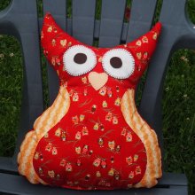 Coussin Chouette/hibou debout avec ailes et aigrettes, fond bordeaux avec petits hiboux