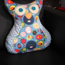 Coussin Chouette/hibou debout avec ailes et aigrettes, fond bleu avec fillettes et animaux