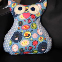 Coussin Chouette/hibou debout avec ailes et aigrettes, fond bleu avec fillettes et animaux