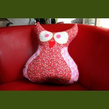 Coussin Chouette/hibou debout avec ailes et aigrettes, tissu fleuri ton rose clair et foncé