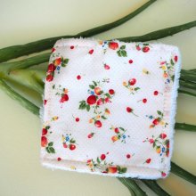Lingette démaquillante lavable, tissu blanc fraises