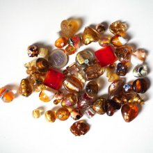Lot de 50 perles env tons rouges, orangés de différentes formes