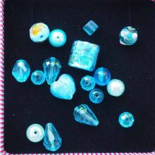 Lot de 17 Perles verre de styles différents  ovale ,ronde, plate, coeur différents tons turquoise
