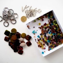 Ensemble de perles en nacre, verre, métal, tons marron