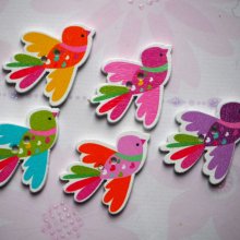 5 boutons bois, OISEAUX qui VOLENT , 27x35mm, 3 couleurs variées et différentes, couture, scrap, déco, customisation..