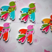 5 boutons bois, OISEAUX qui VOLENT , 27x35mm, 3 couleurs variées et différentes, couture, scrap, déco, customisation..