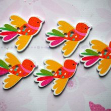5 boutons bois, OISEAUX qui VOLENT , 27x35mm, 3 couleurs variées et différentes, couture, scrap, déco, customisation..
