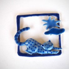 Très beau pendentif métal,carré 6x6cm, émaillé chat bleu
