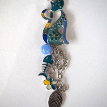 Grande breloque CHAT, métal émaillé, ton bleu avec breloques