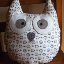 Coussin chouette/hibou, 34x28cm, tissu coton blanc avec de petits hiboux gris