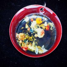 Pendentif résine 3cm, bouquet KLIMT, tons support bordeaux, cabochon noir avec fleurs