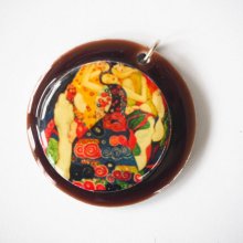 Pendentif résine 3cm, tableau KLIMT, tons support brun, cabochon noir avec fleurs