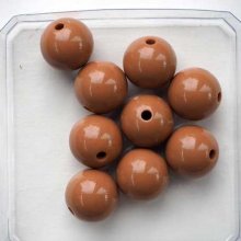 Lot 9 perles en résine couleur beige 15mm