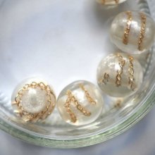 5 perles en résine transparentes, fond blanc avec chaîne dorée 20mm 