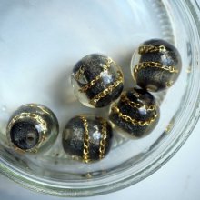 5 perles en résine transparentes, fond noir avec chaîne dorée 20mm