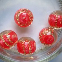 5 perles en résine transparentes, fond rouge avec chaîne dorée 20mm 