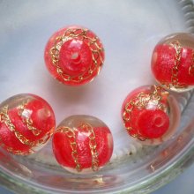 5 perles en résine transparentes, fond rouge avec chaîne dorée 20mm