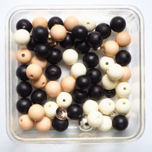 Lot 40 perles en résine 10mm beige/ecru/noir